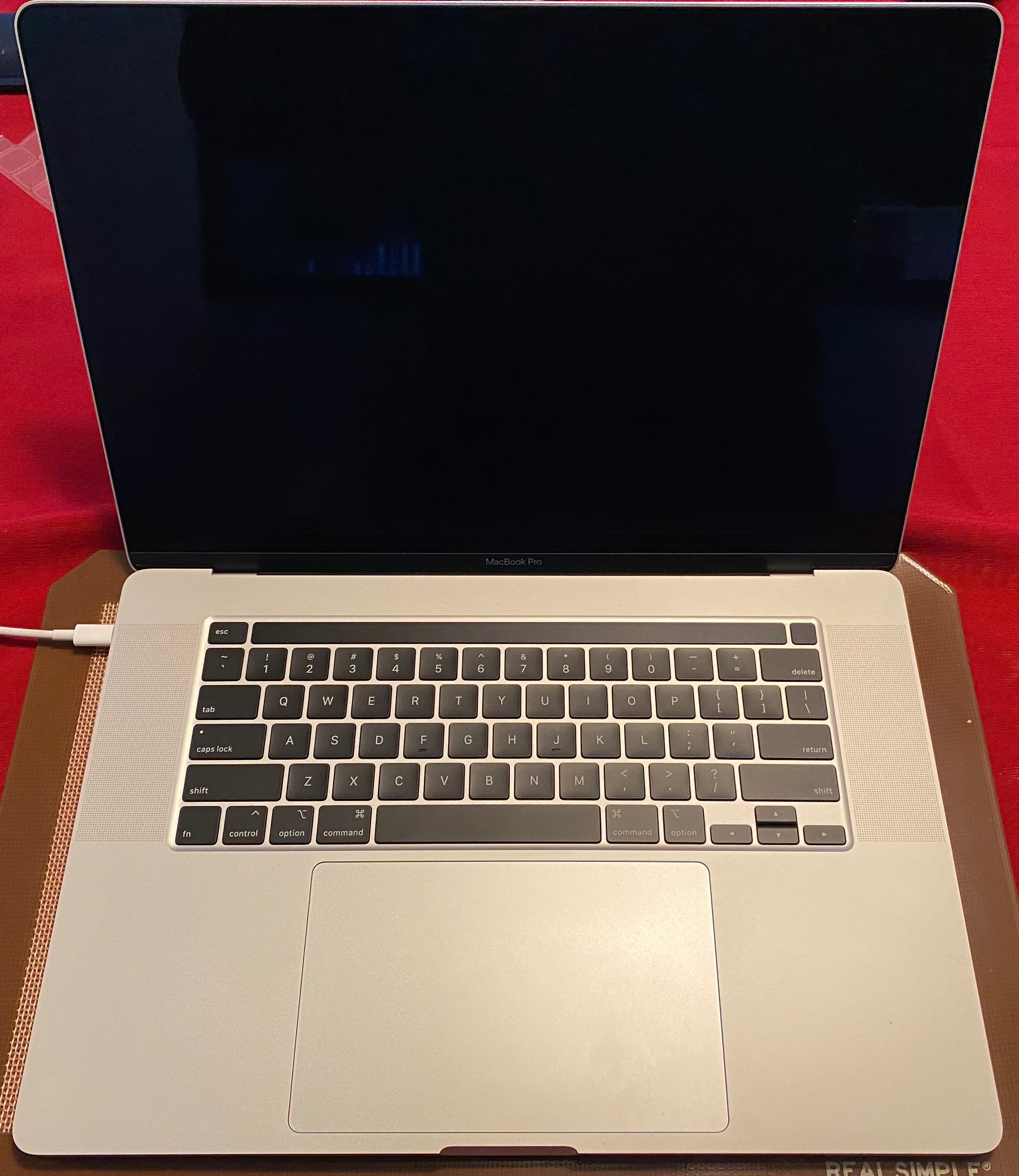 Glad borst functie The rubber around MacBook Pro screen melt… - Apple Community
