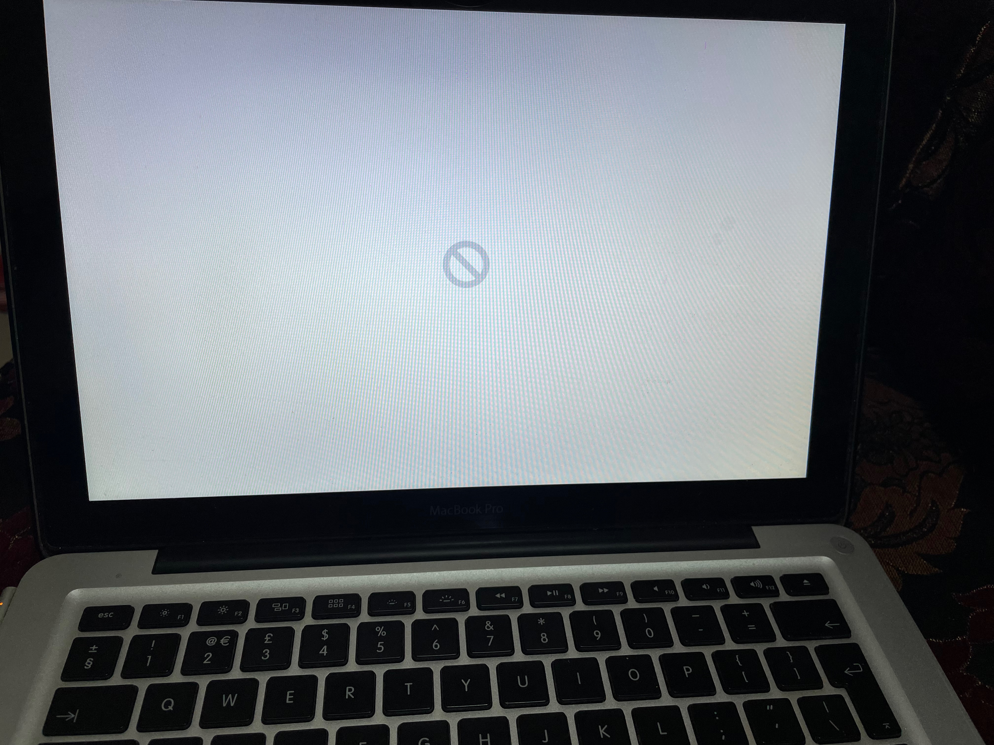 If your Mac starts up to a circle with a line through it - Apple