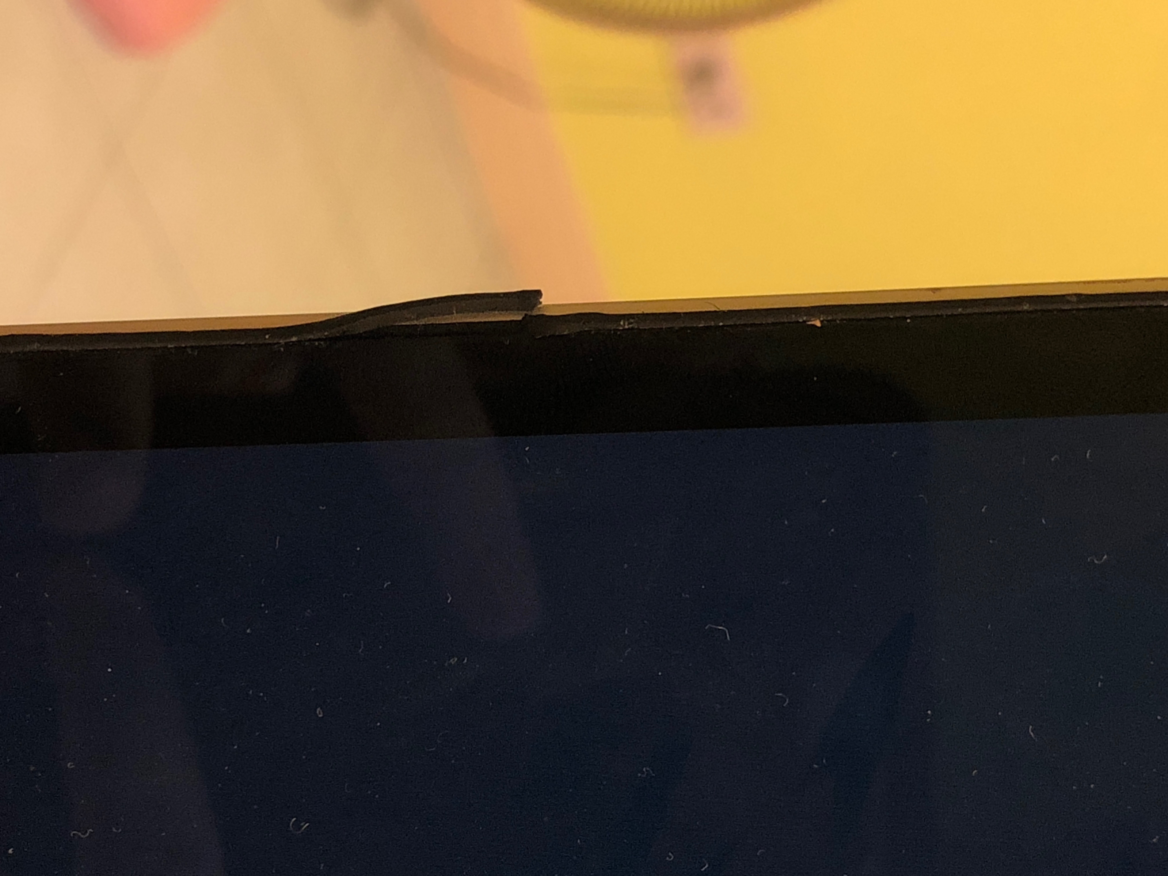 Glad borst functie The rubber around MacBook Pro screen melt… - Apple Community