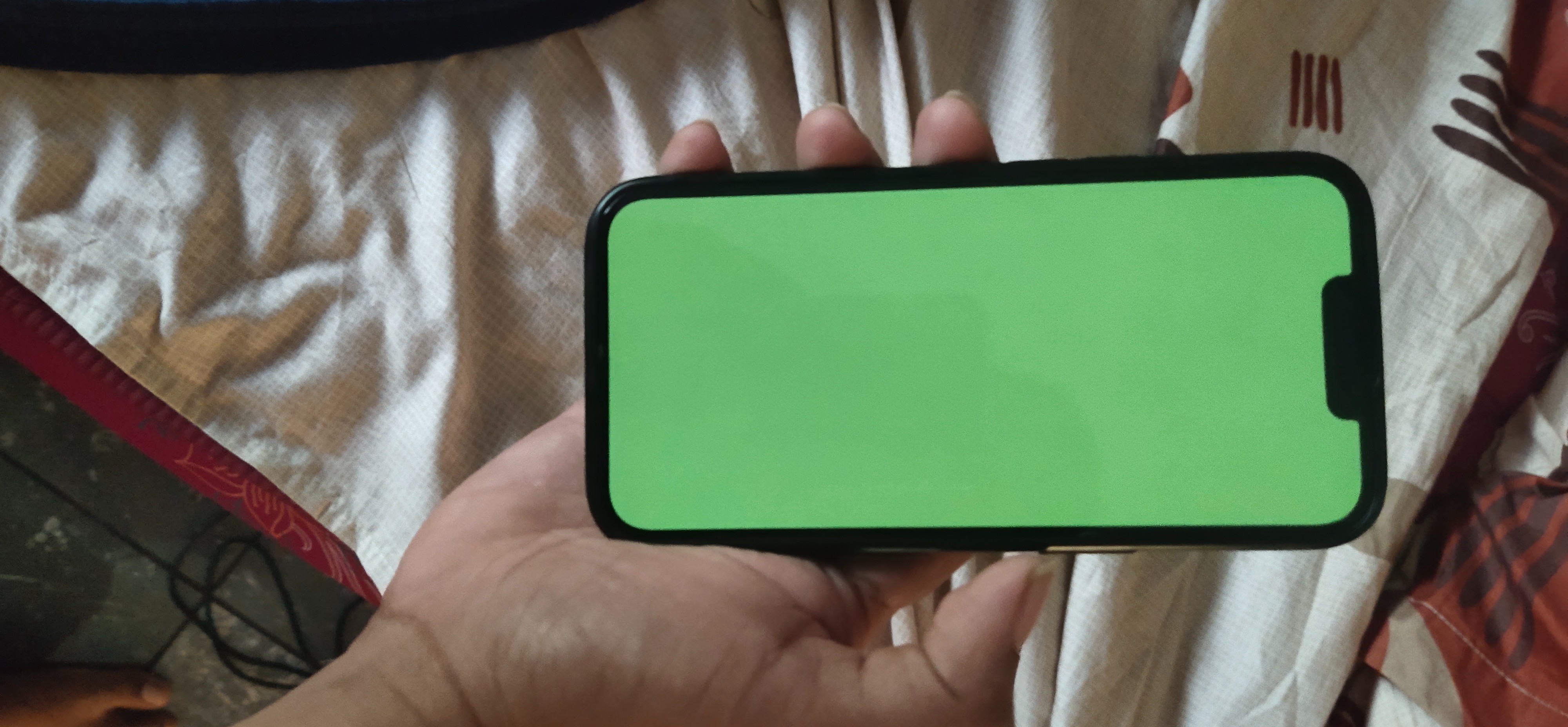 my-iphone-13-screen-has-turned-green-apple-community