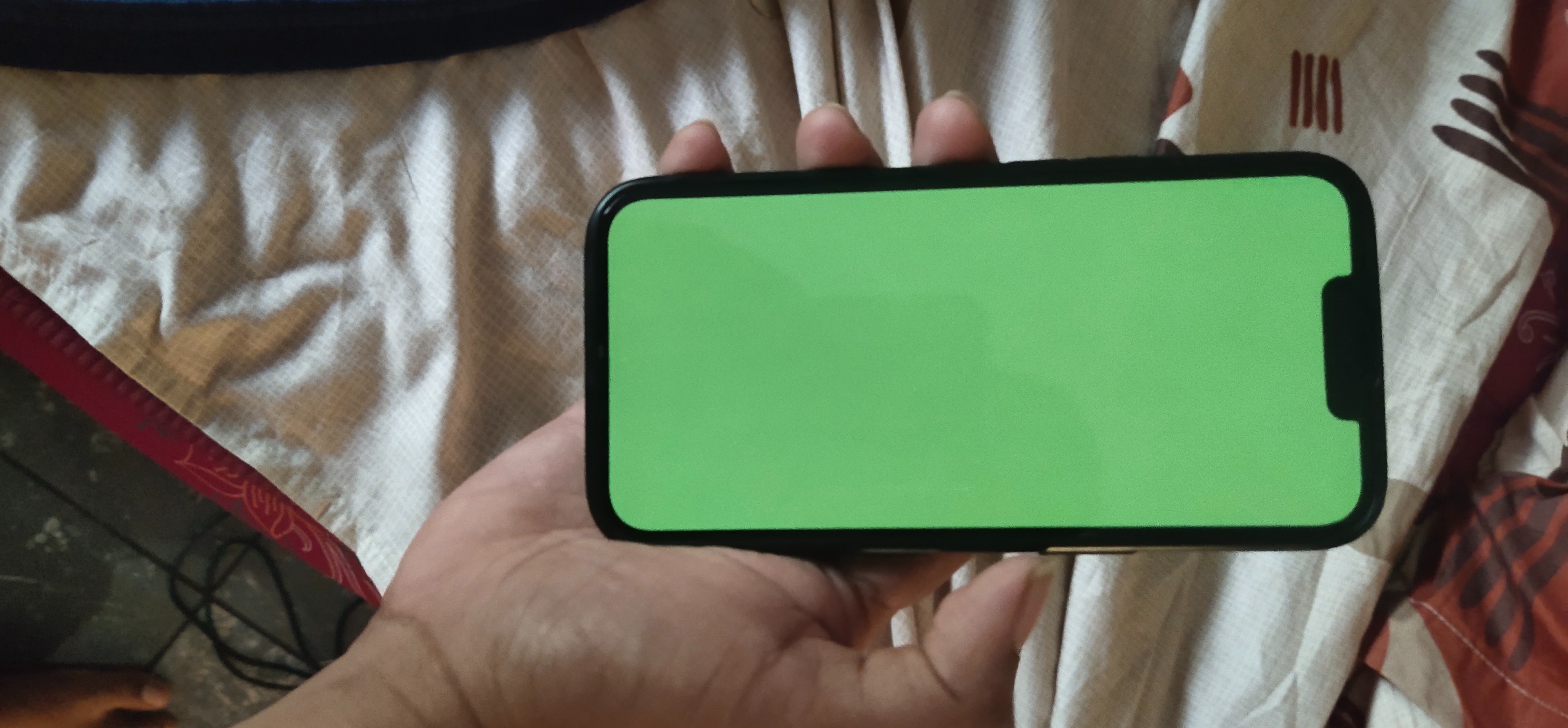 My IPhone 13 Screen Has Turned Green Apple Community