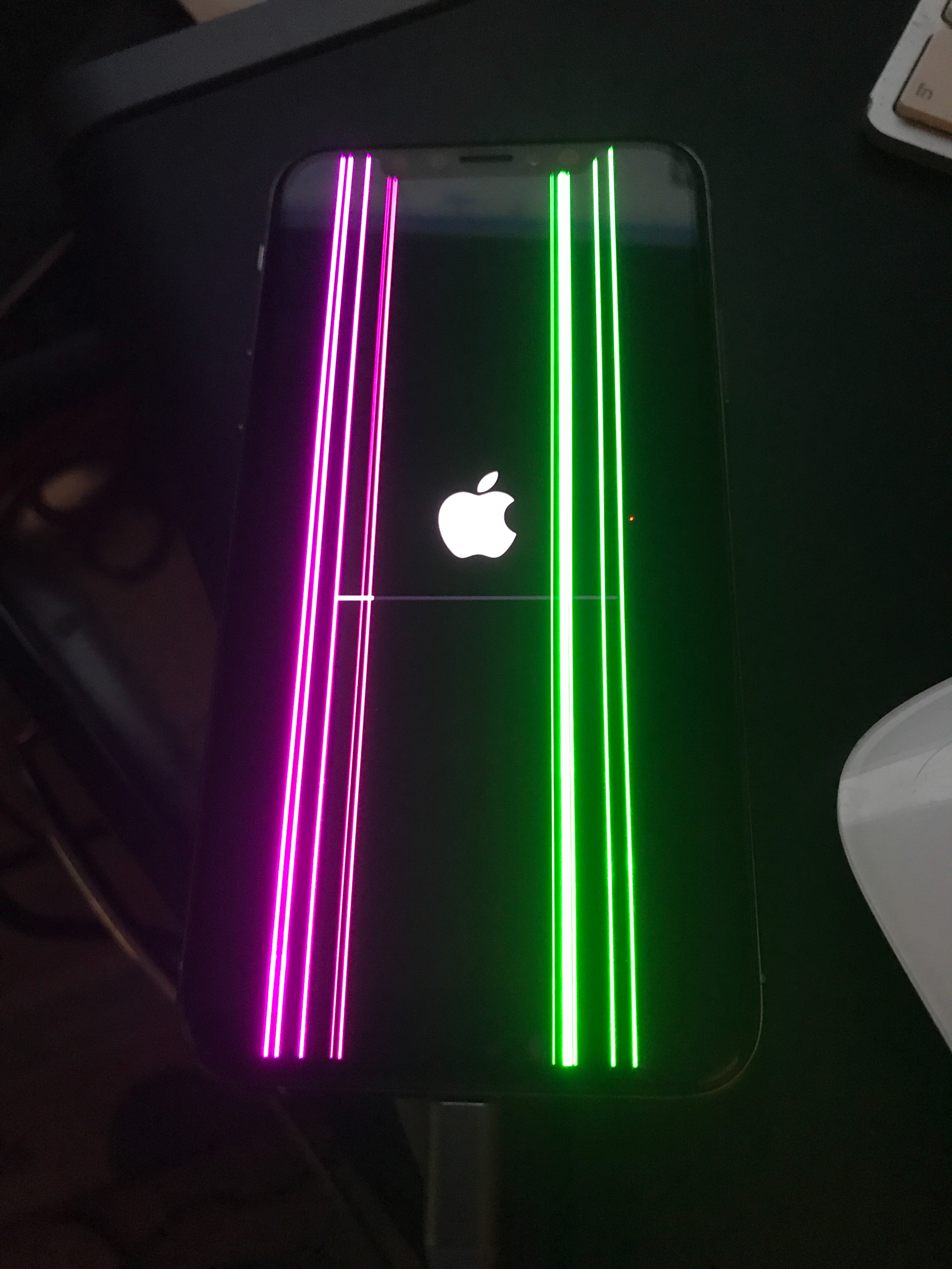 Розовые полосы на айфоне. Айфон 10 XS зеленый. Зеленая полоса на айфоне. Зеленые полосы на экране айфона. Зеленая полоска на айфоне.