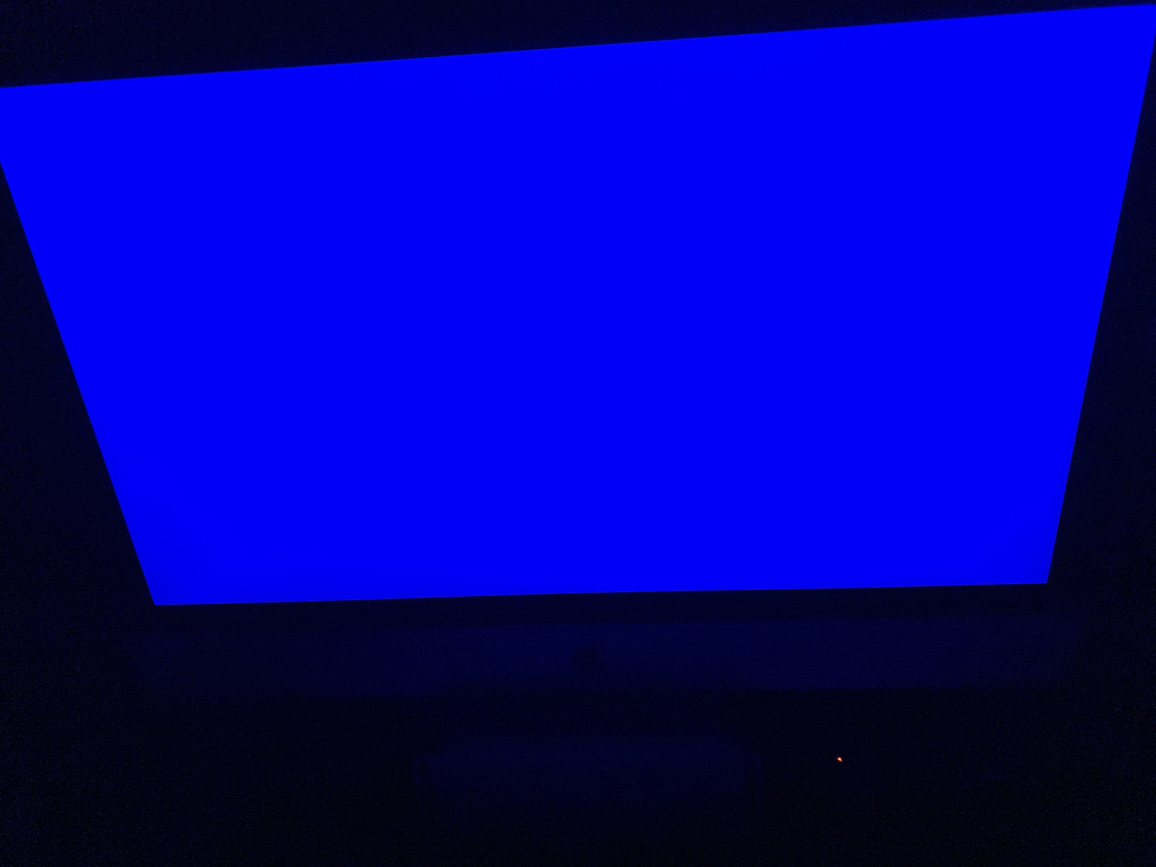 Синие точки на экране