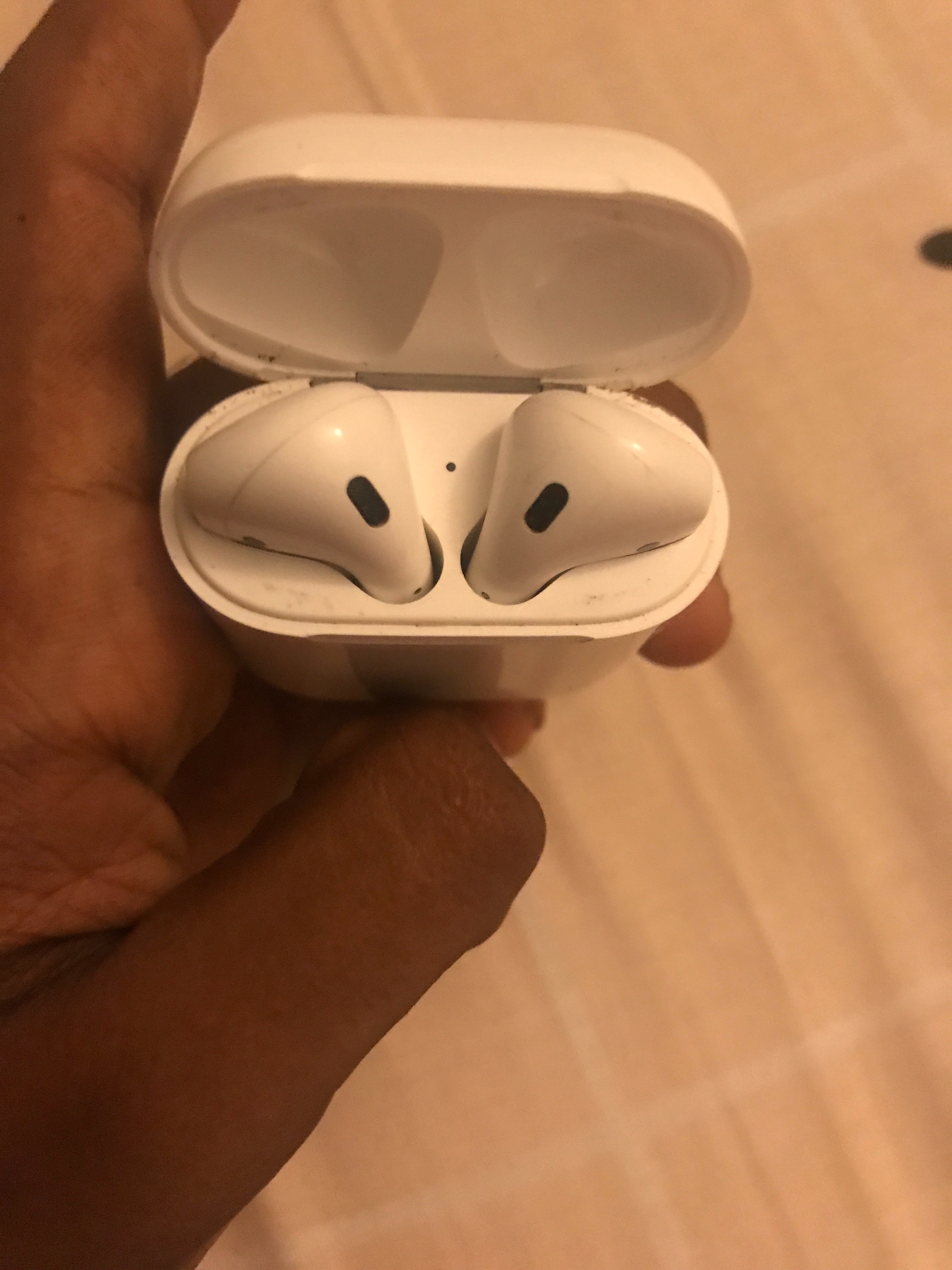 AirPods light not working - Apple Community