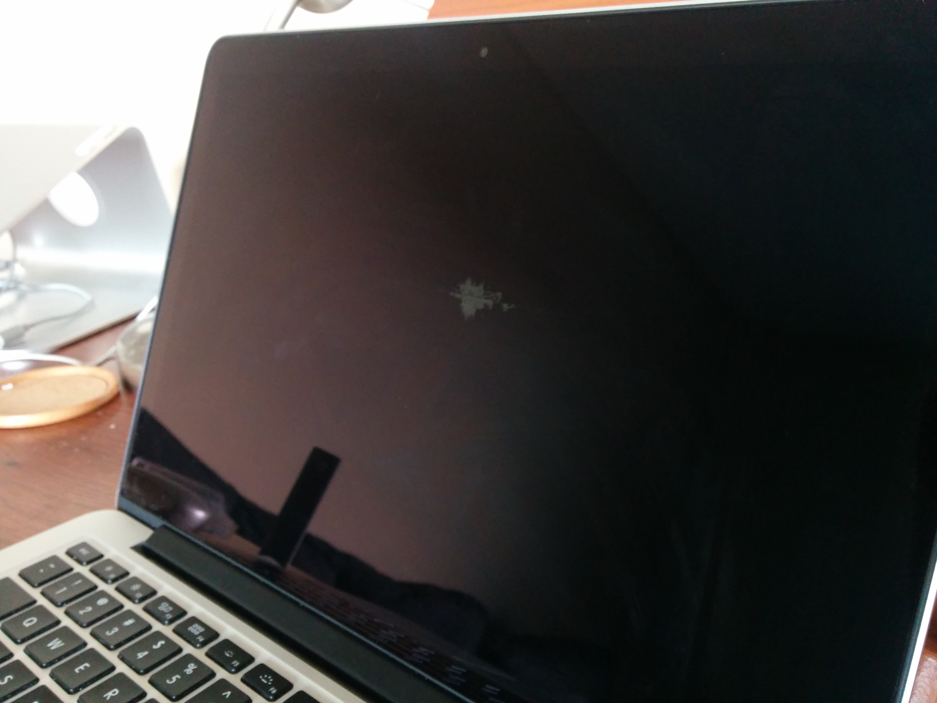 Покрытие дисплея. Антибликовое покрытие MACBOOK Air 2013. Отслоение антибликового покрытия MACBOOK Pro. Антибликовое Mac m1. Антибликовое покрытие макбук про 2015.