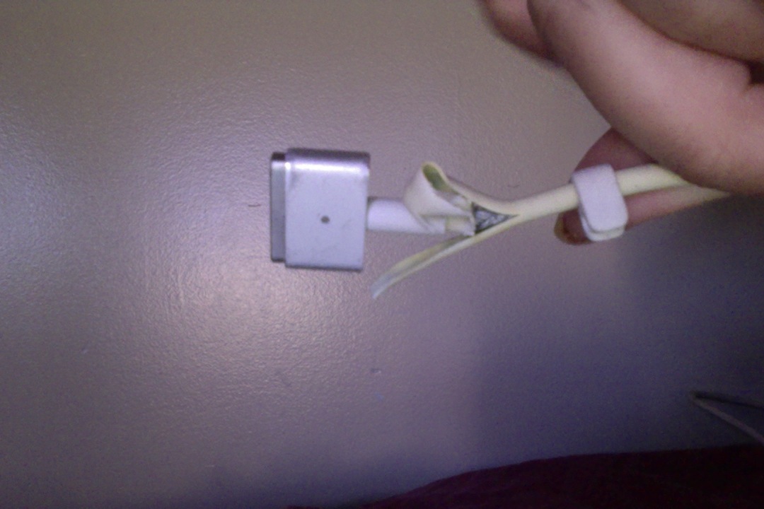 Torn MagSafe 2 Power 45W - Apple