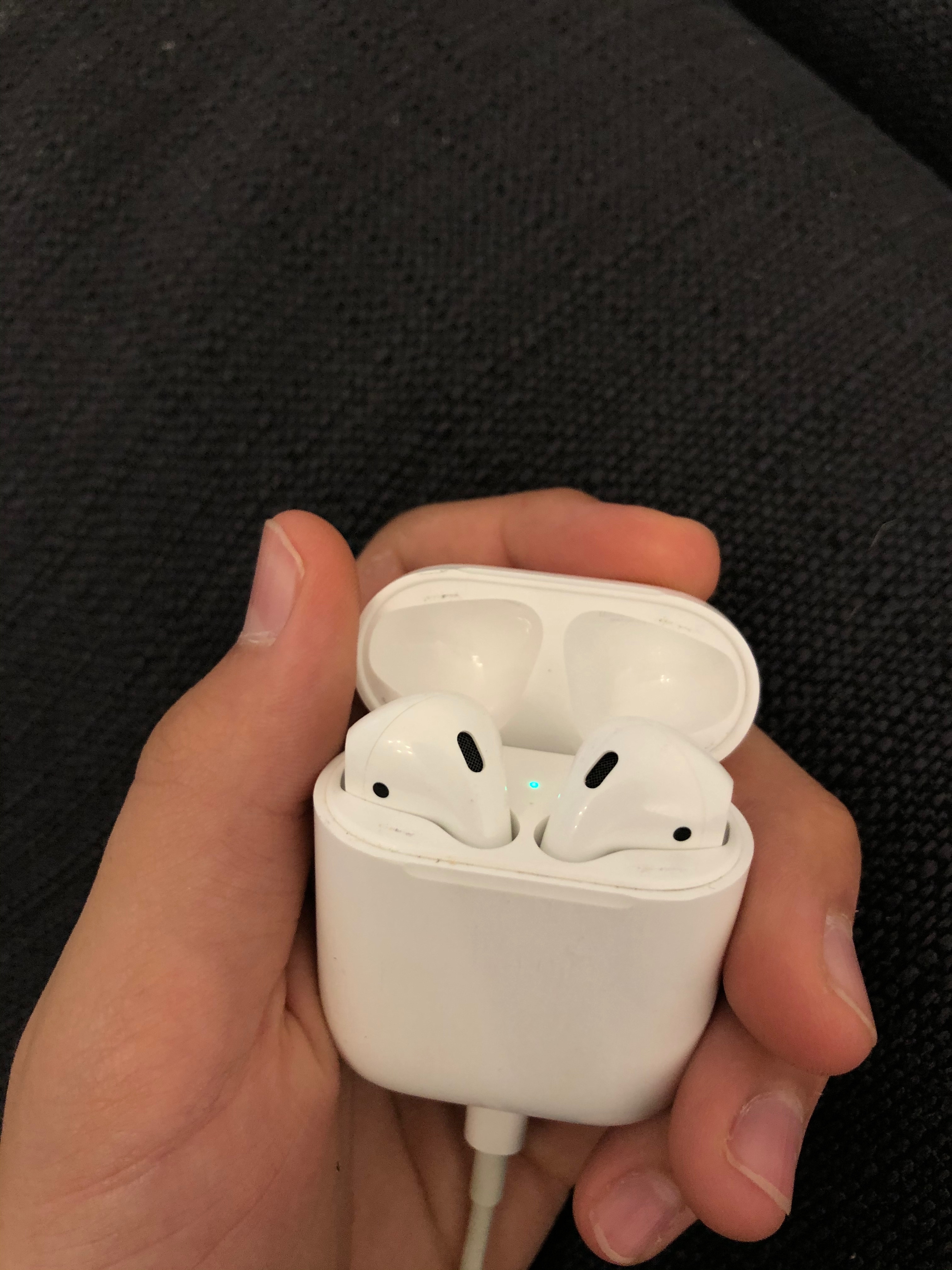 my AirPods case doesn't charging the AirP… - Apple Community