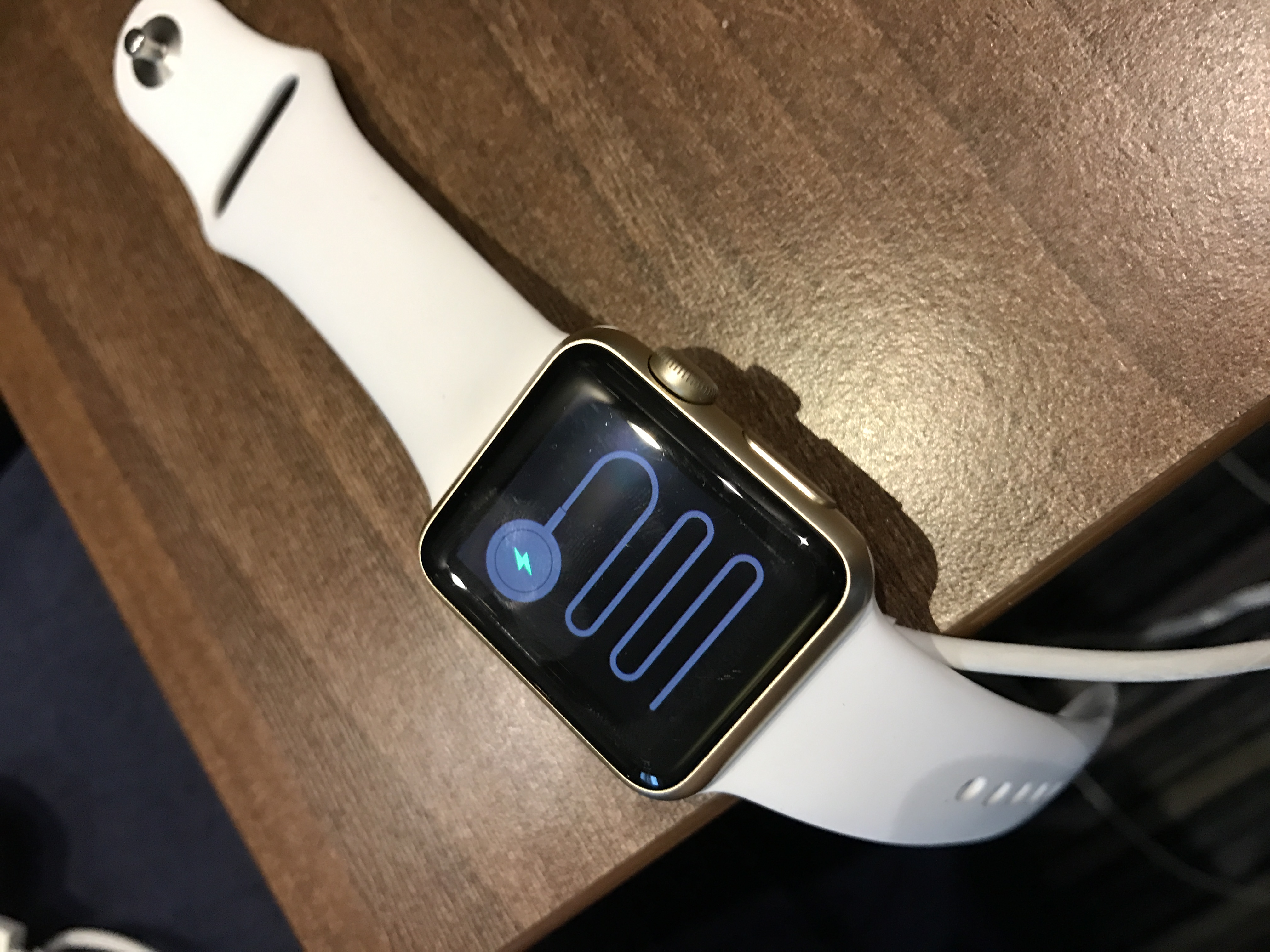 Смарт часы не заряжаются и не включаются. Apple watch Green. Индикатор зарядки Эппл вотч 3. Змейка на Эппл вотч. Зарядка эпл вотч 7 индикатор.