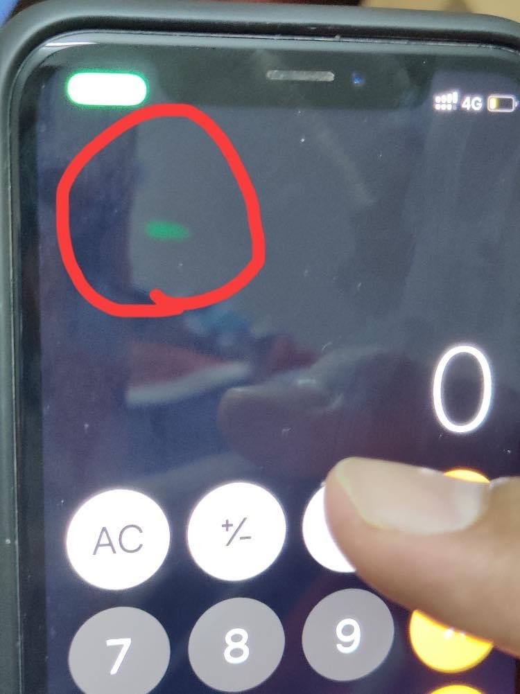 Green dots in black part screen - Apple Community