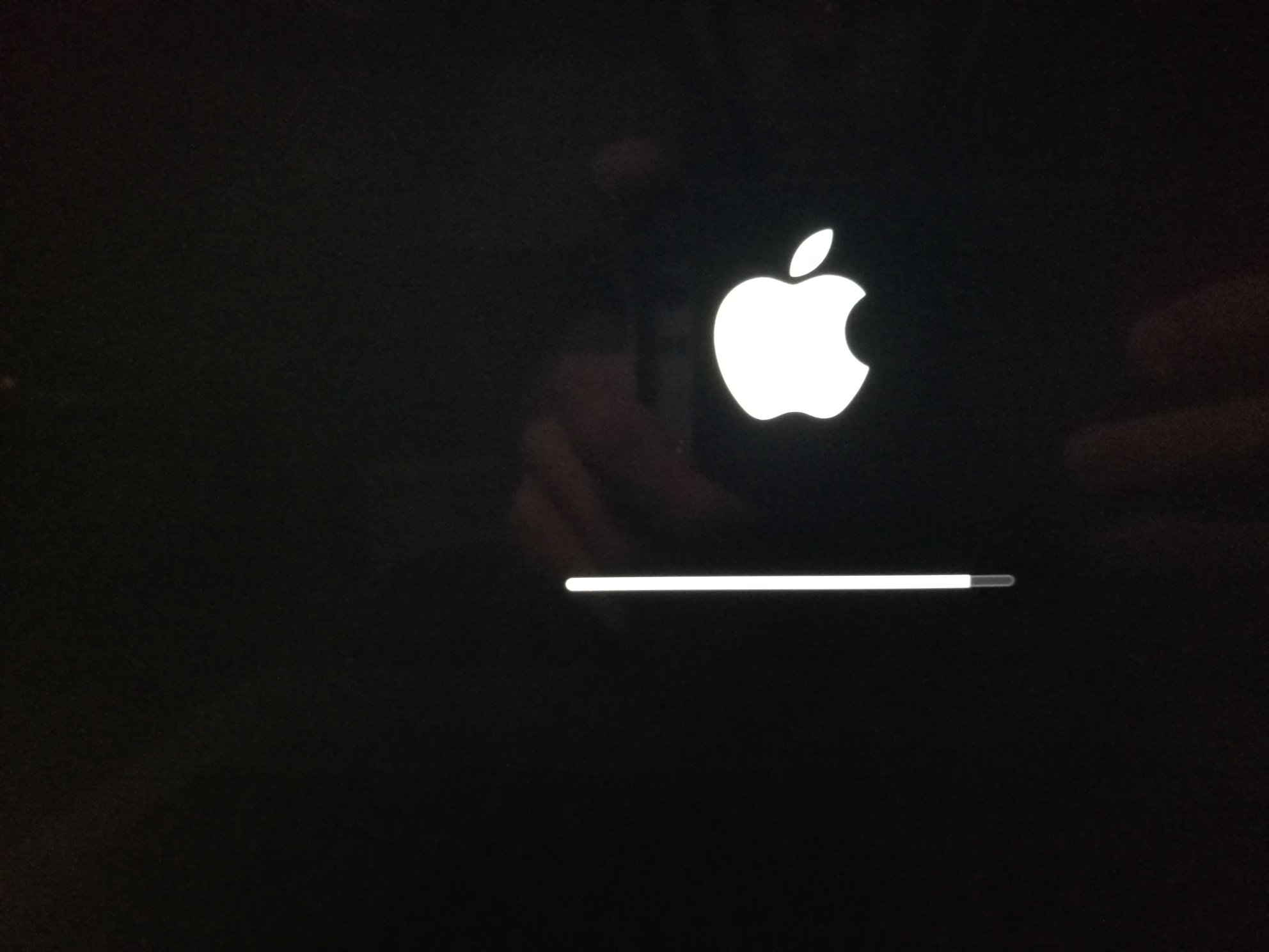 Загрузка айфона 11. Черный экран с яблоком. Boot Screen Apple. Mac зависает при загрузке. Макбук завис на обновление объектов.