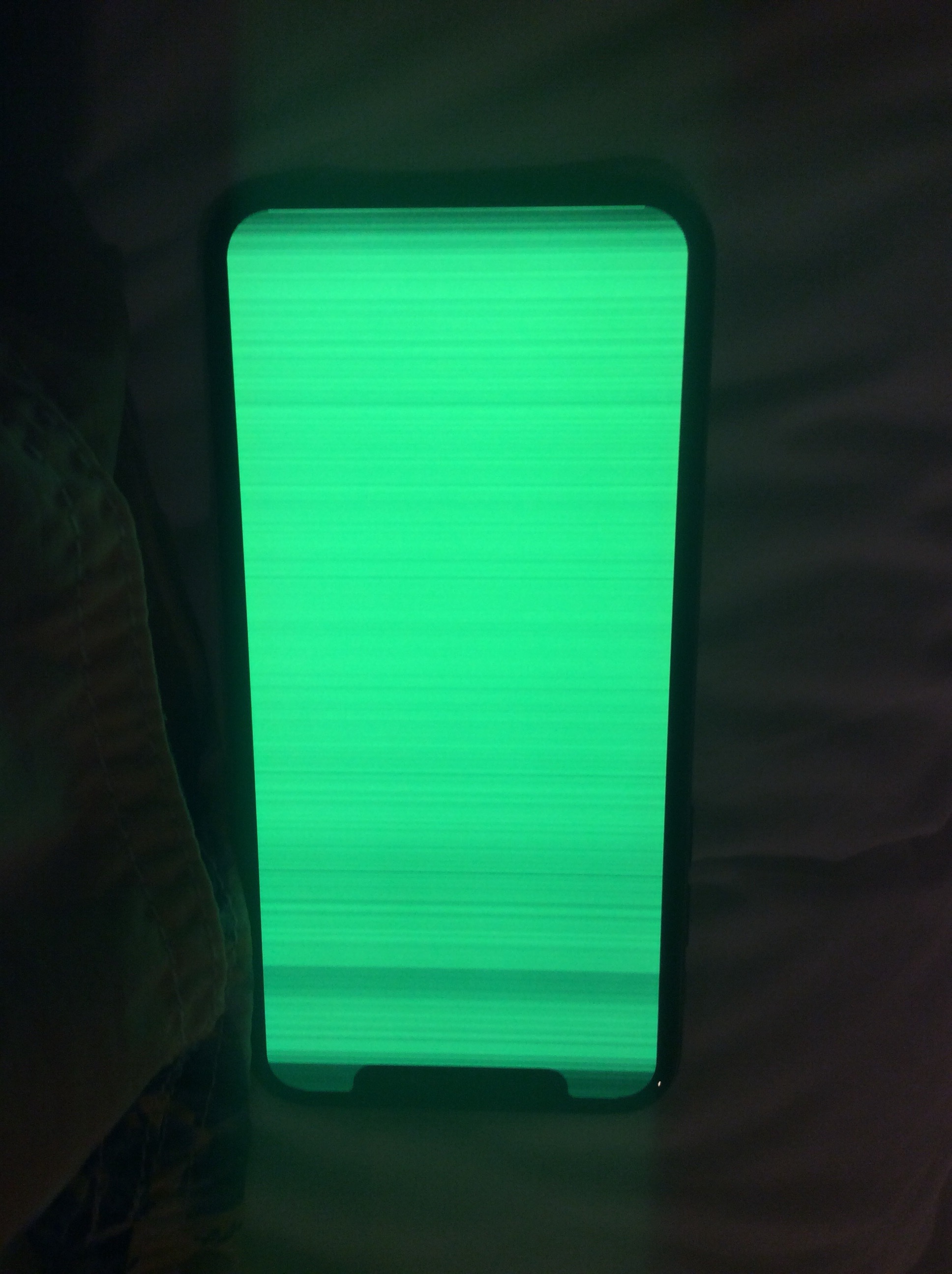Почему мигает зеленым цветом. Iphone 10 зеленый экран. Зеленый экран iphone 12. Айфон 10 XS зеленый. Iphone 12 Mini зеленый экран.