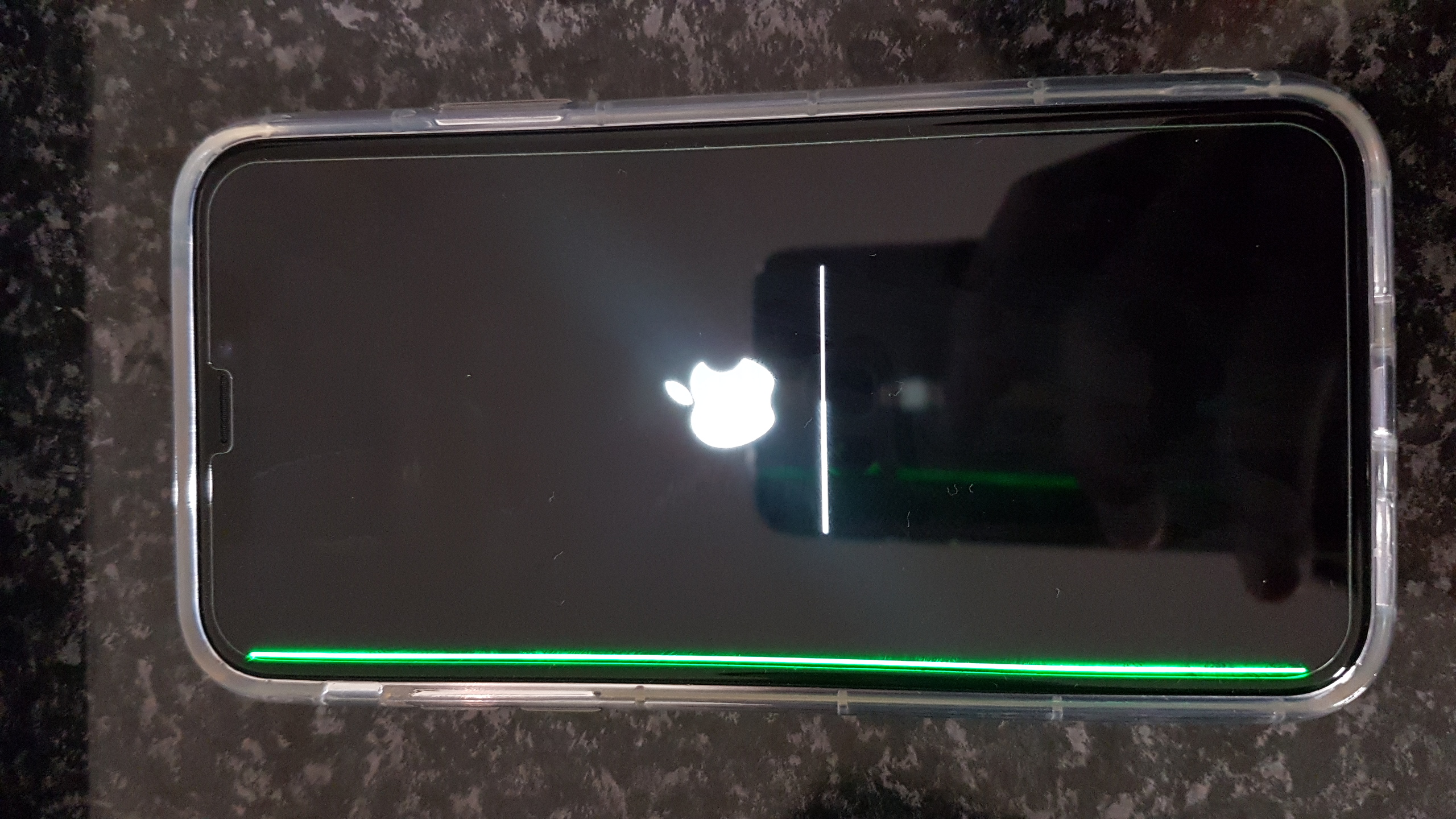 На телефоне зеленый экран что делать. Зелёный экран iphone XS. Айфон с зеленым экраном. Айфон 11 про зеленый экран. Зеленая линия 10 айфон.