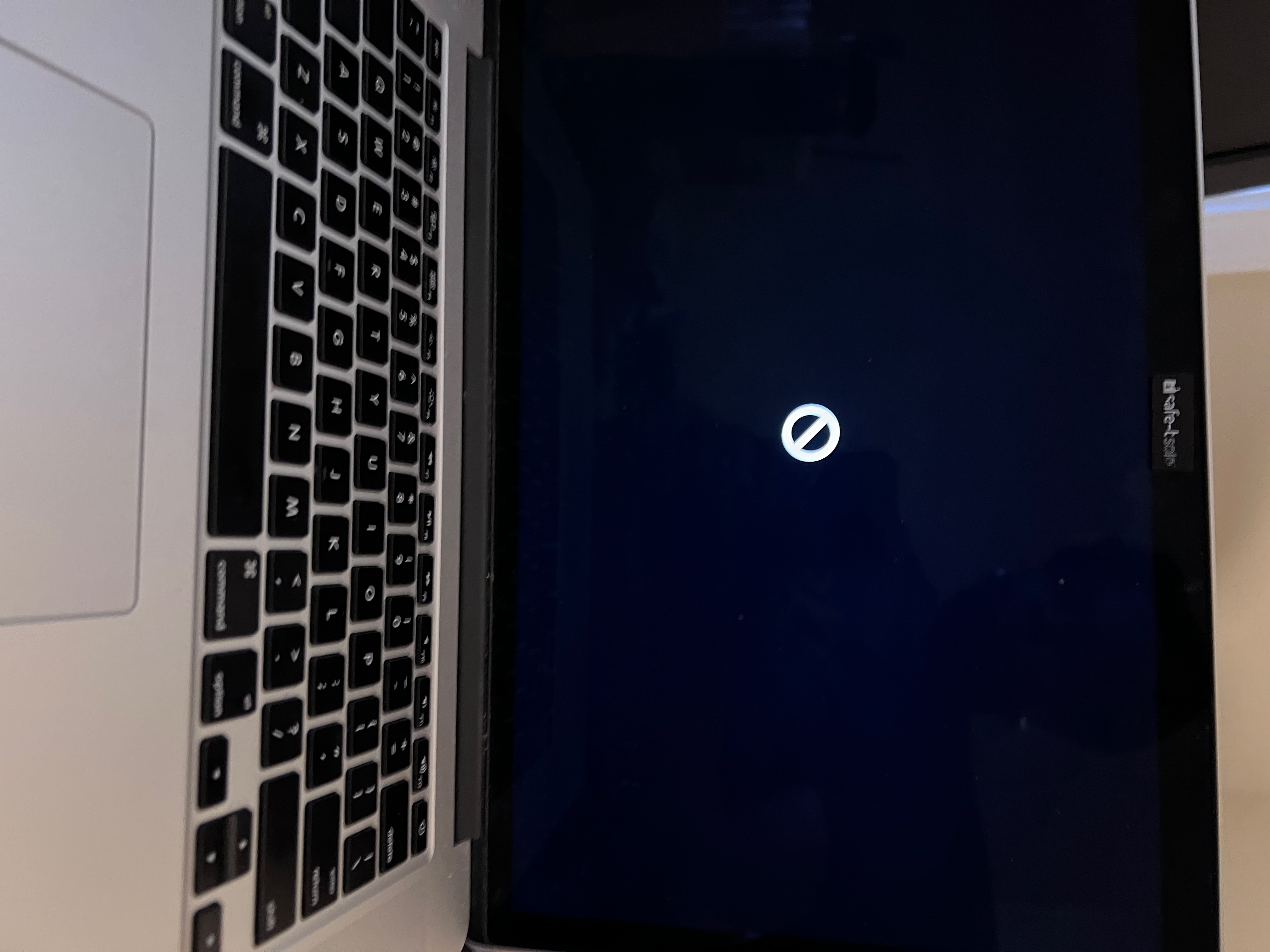 If your Mac starts up to a circle with a line through it - Apple