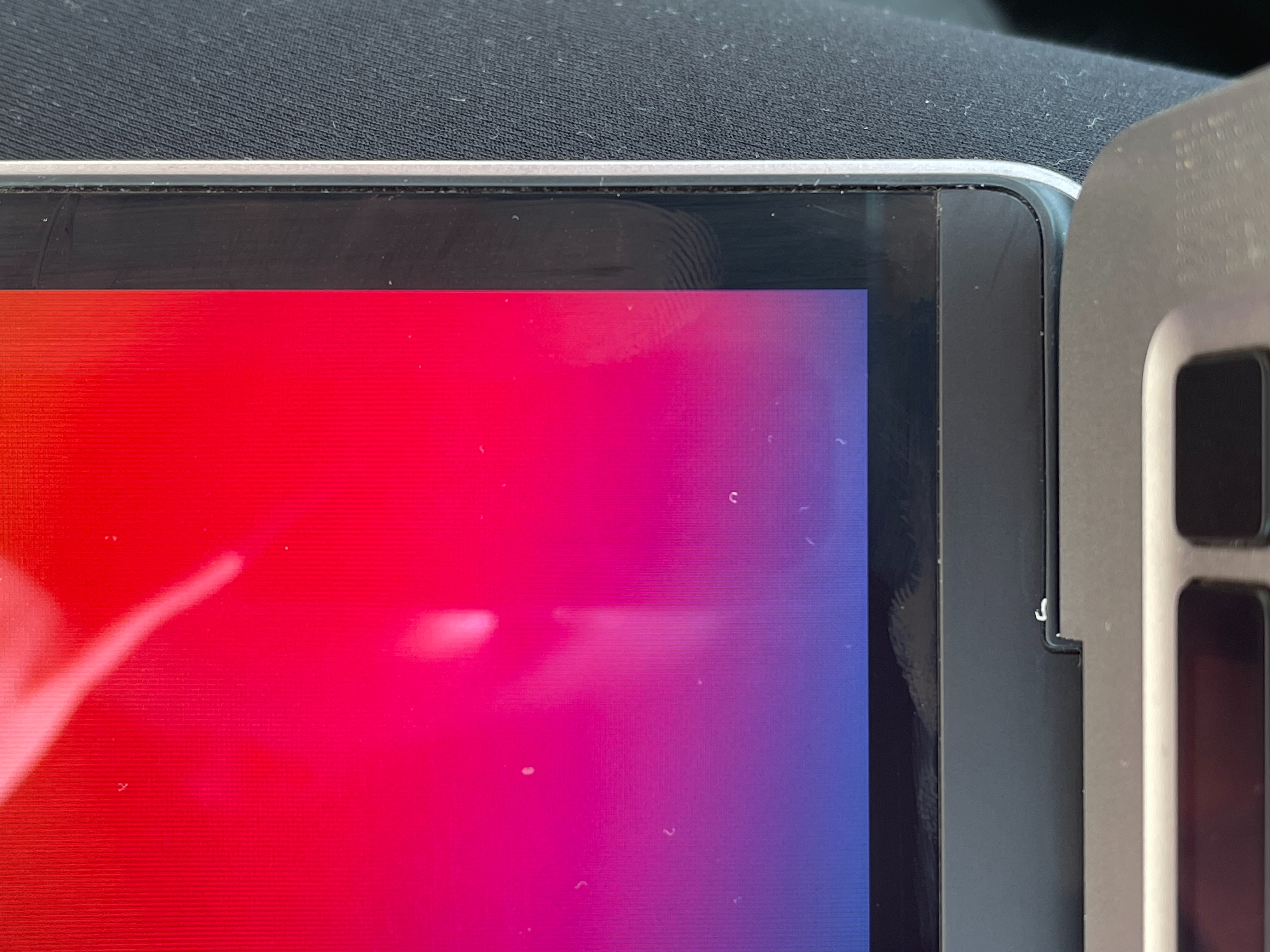 terug geboren neutrale MacBook M1 Pro gap between glass and rubb… - Apple Community