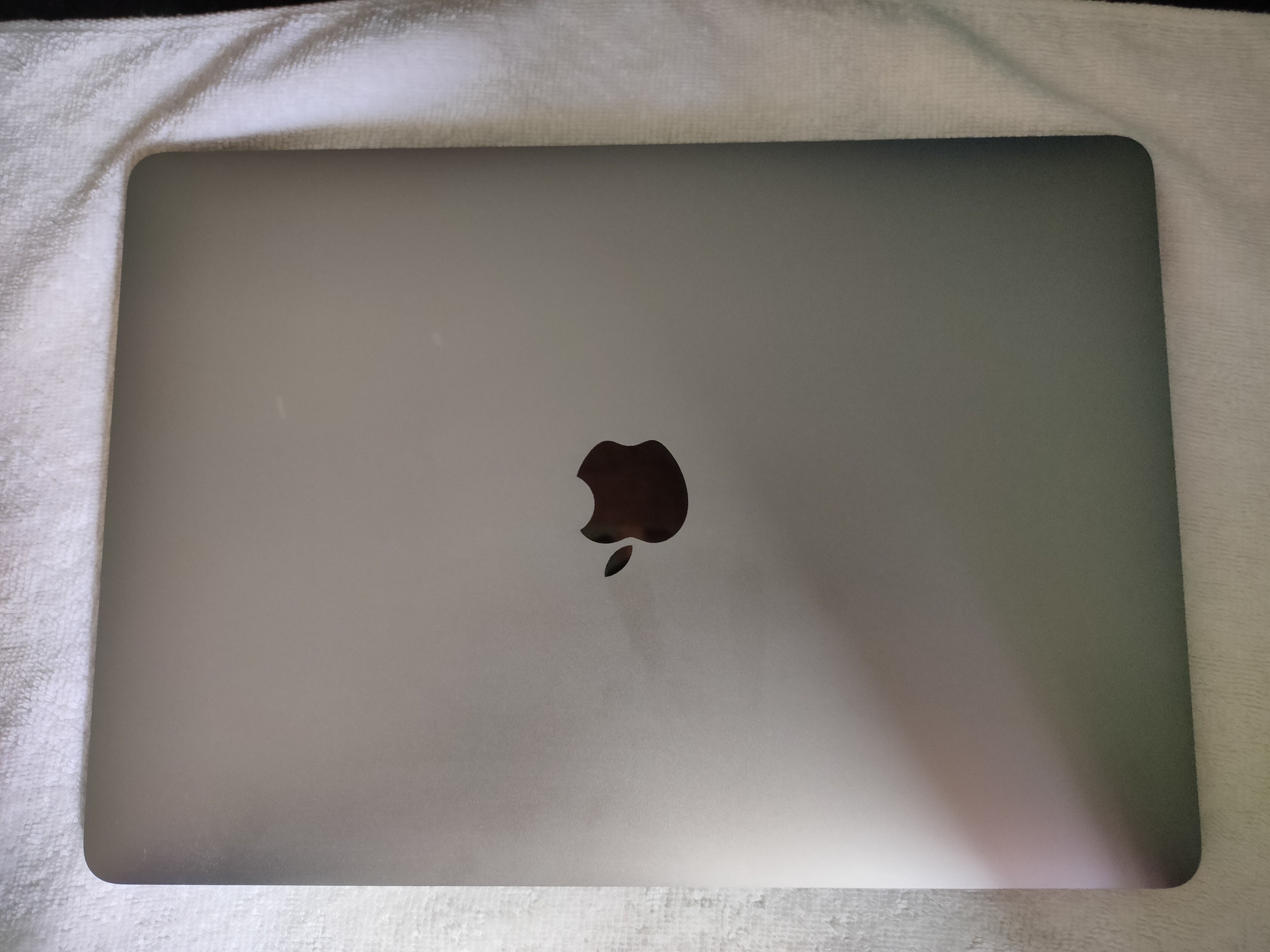 apple laptop white