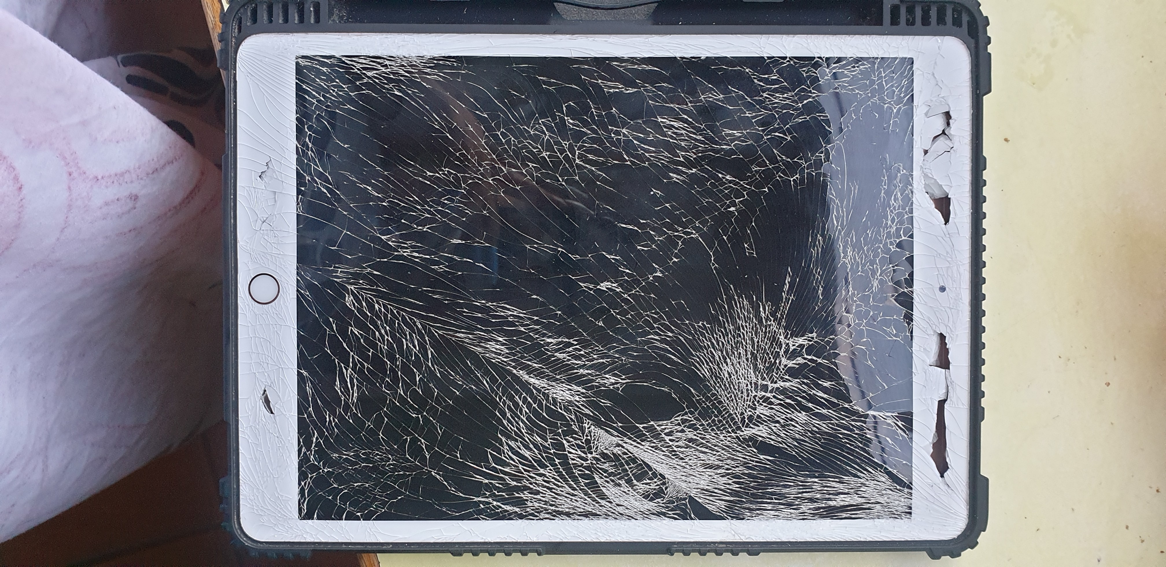 iPad 7th Gen. screen exploded while charg… Apple Community