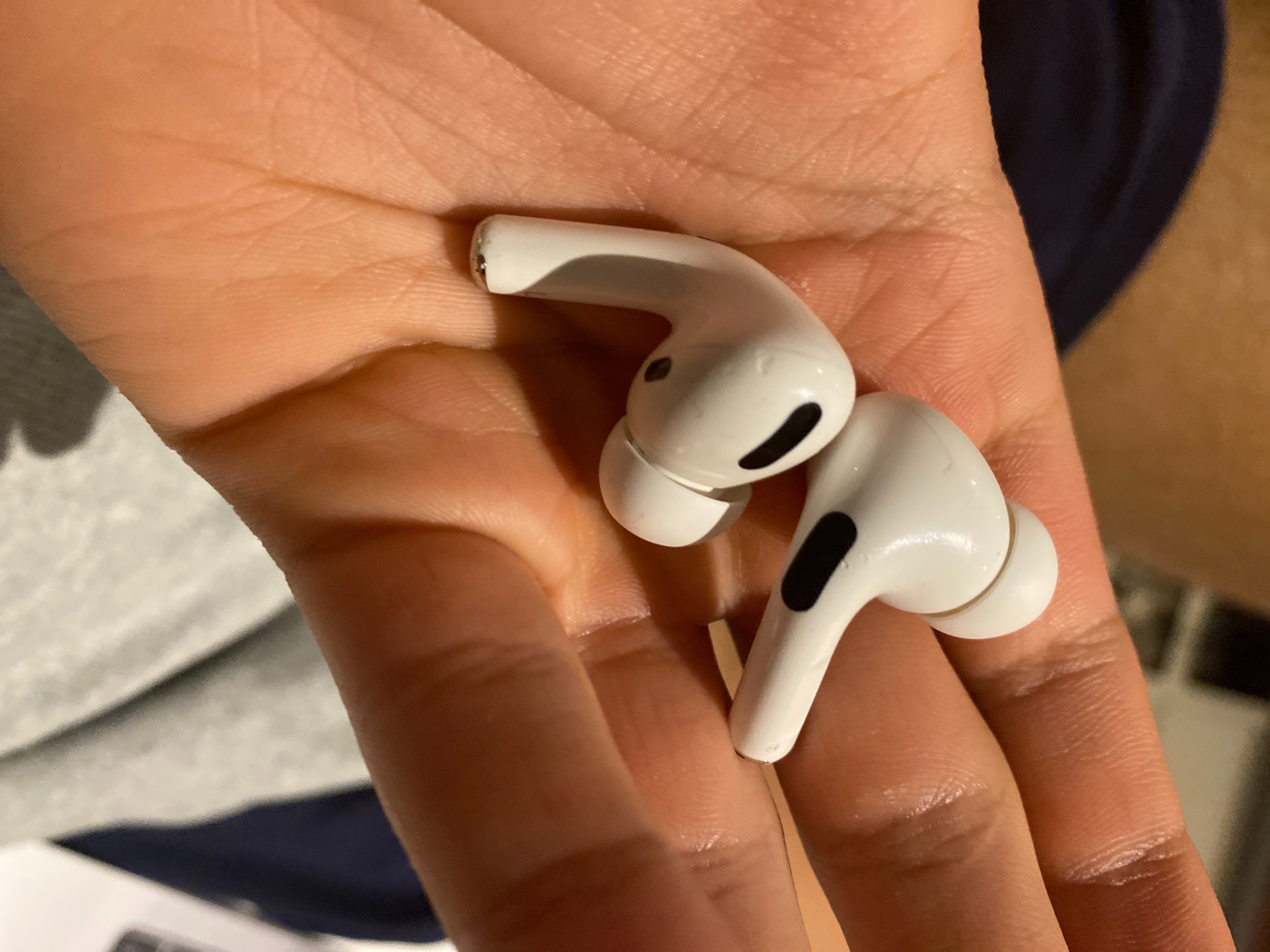 AirPods beeps my ears… - Apple Community