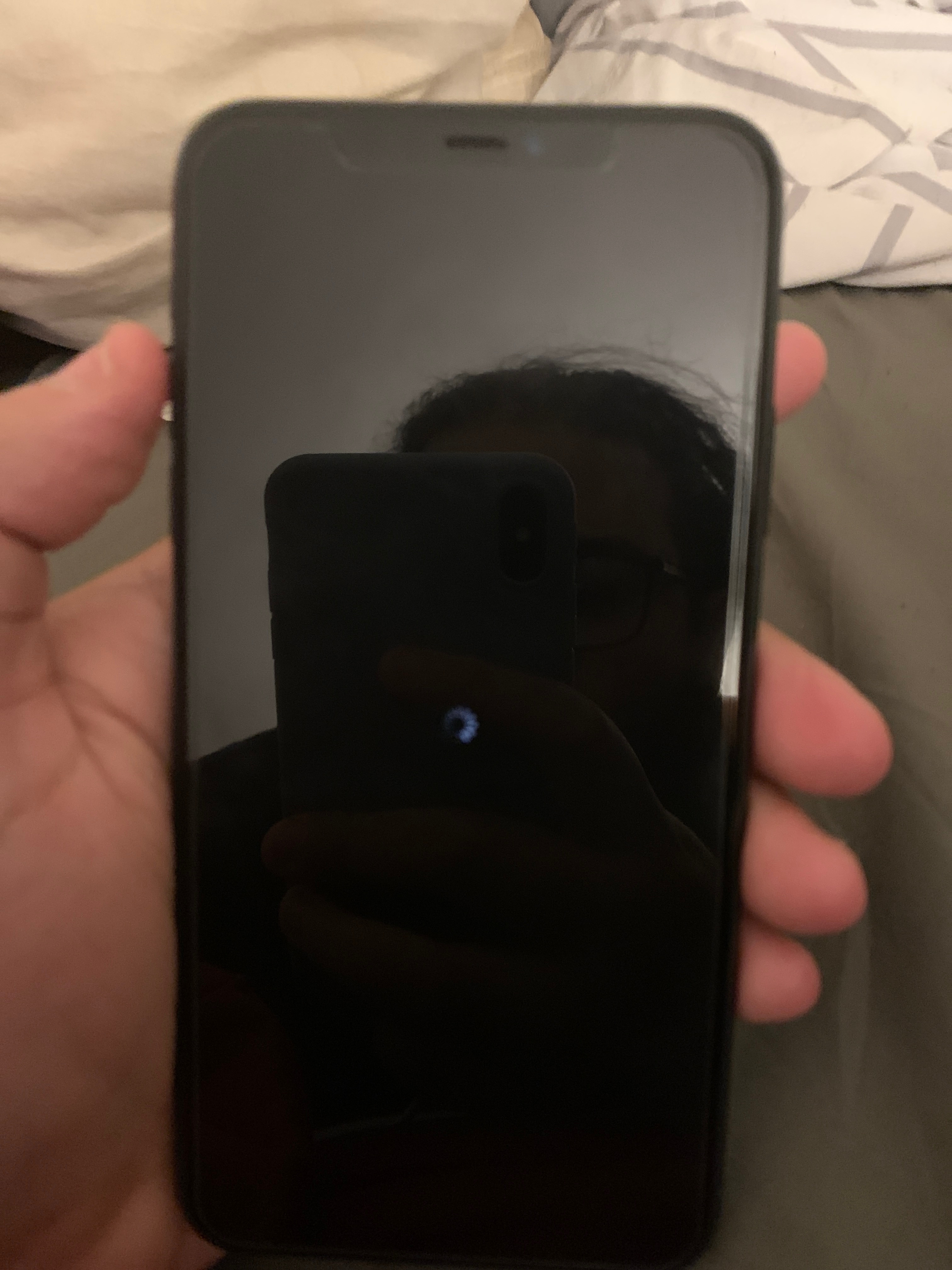 Iphone 7 черный экран. Iphone xs jet black. Iphone 13 pro с черным экраном. Iphone включается. Айфон 8 черный экран.