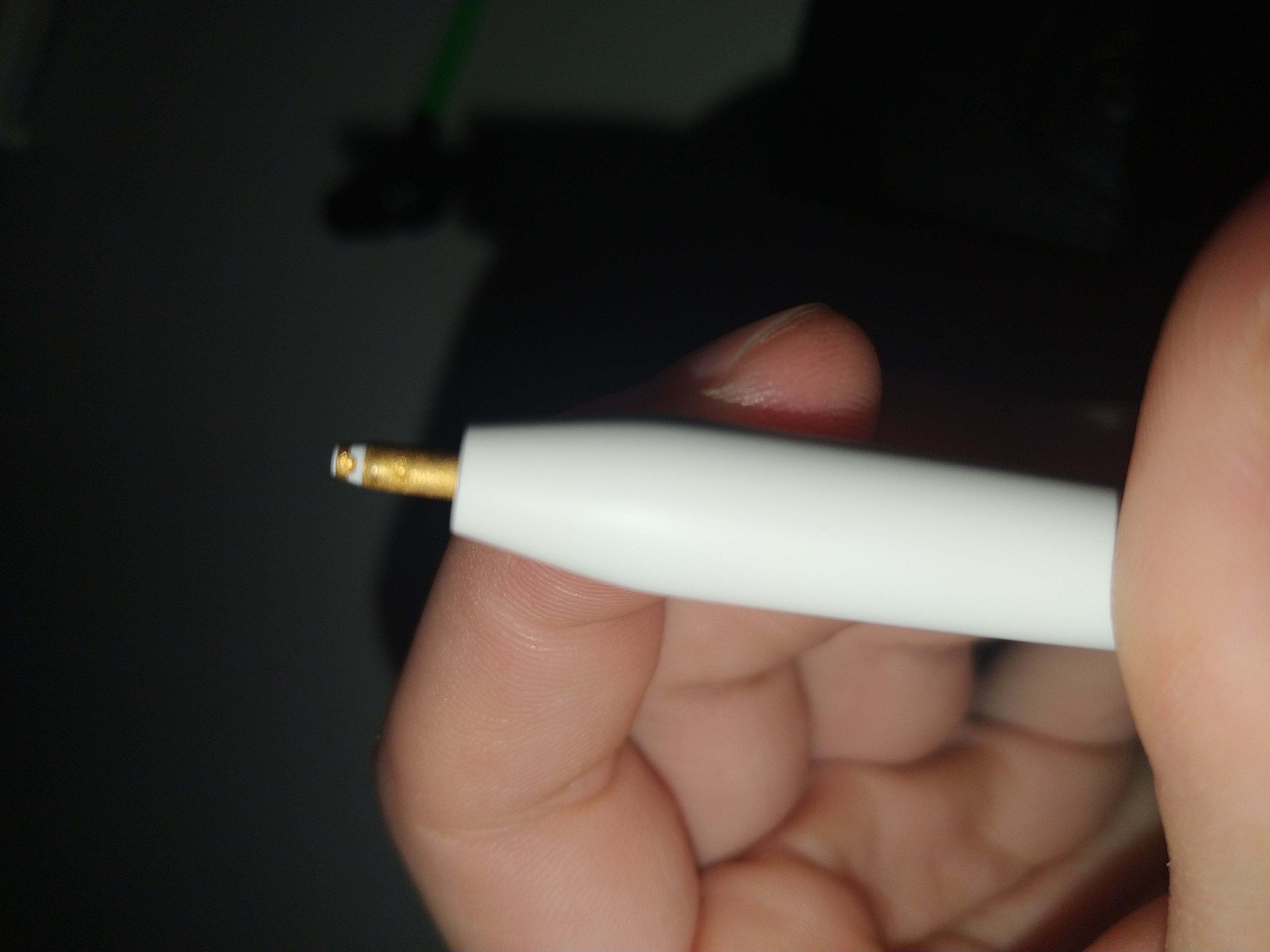 Does the Apple Pencil 2 fall off easily?
