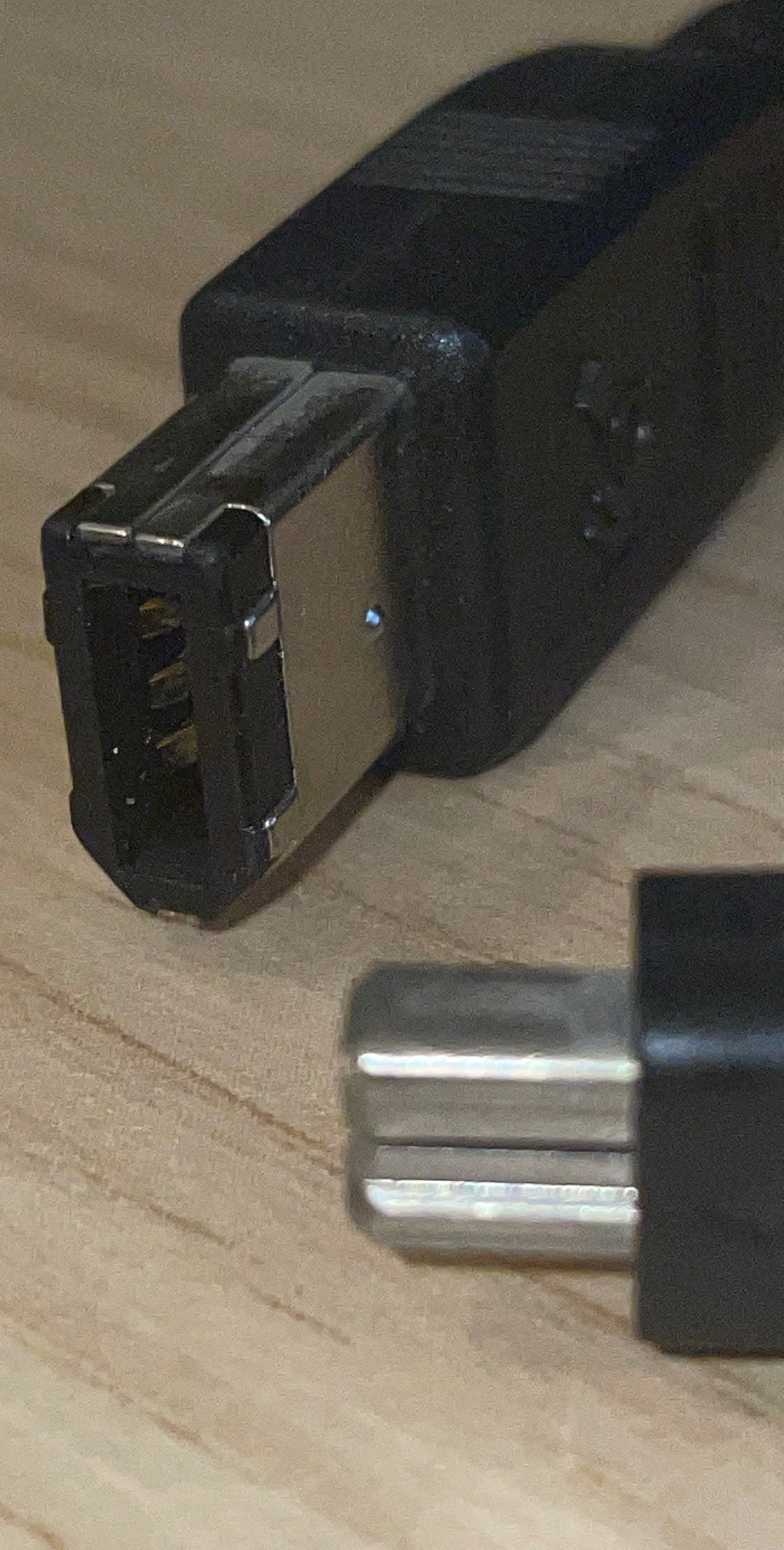 Physical difference between FireWire 400 … Apple Community